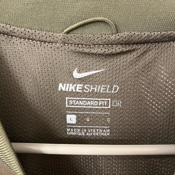 Nike wind/ rain breaker - Picture 2 of 3